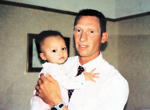 12年前，养父西尔维抱着不到一岁的小琳。 均为受访者供图