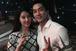 秀恩爱啦！宋承宪刘亦菲甜蜜合影超般配