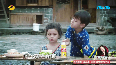 妹控表现四:自己不吃 先让妹子吃    今年才3岁的刘霓娜,生活上