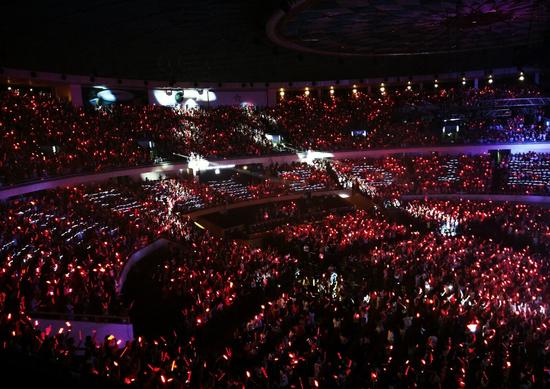 华晨宇引粉丝吃醋:让我老板请你们吃饭 - 娱乐