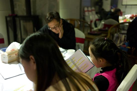 社长与何靖雯一同读书，试读《小王子》的台词