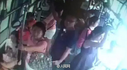 公交色狼猥亵4名女孩扇一人巴掌 同车无人出声   摸大腿,袭胸…8