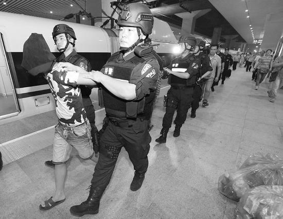  石家庄 特大 电信诈骗 案:假老板遥控出纳转账12