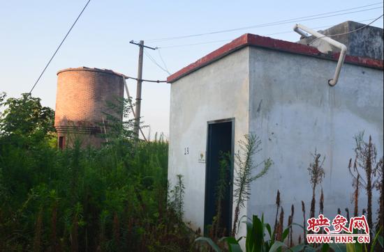 因出水量小，1號井連接村里的水塔供部分村民吃水用