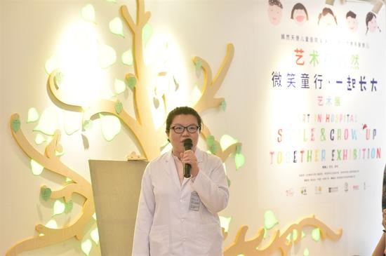 微笑童行·一起长大艺术展举办_油画雕塑