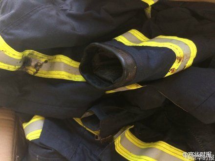 天津爆炸现场发现五辆严重损毁消防车(图)