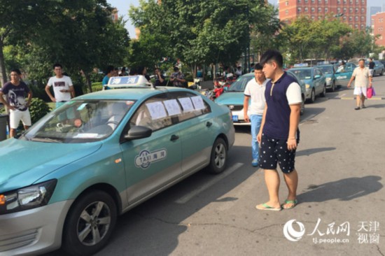目前已经有三四十辆出租车自发加入爱心车队(摄影:孙晓川)