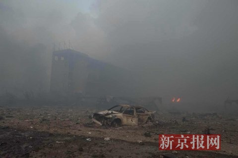 事故现场，一辆汽车被烧成仅剩框架。新京报记者 彭子洋 摄