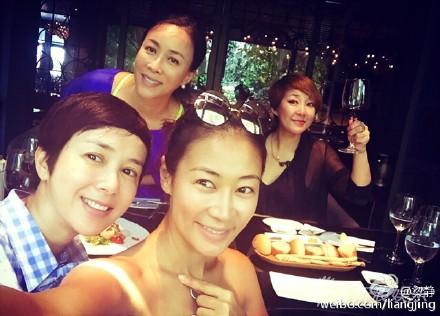 那英、梁静、蒋雯丽、李静闺蜜聚会
