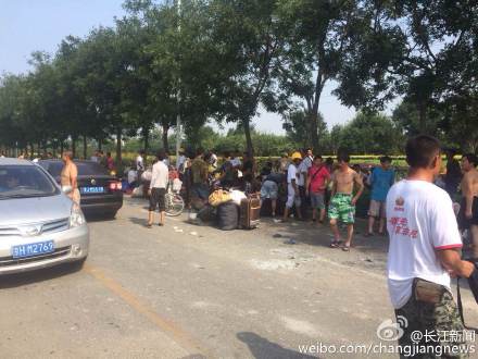 民工坐在路边。