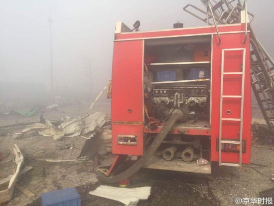 天津爆炸现场发现五辆严重损毁消防车(图)