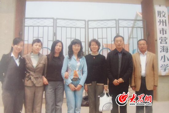 周加惠(右二)在青岛胶州市营海小学送课时与老师们的合影。