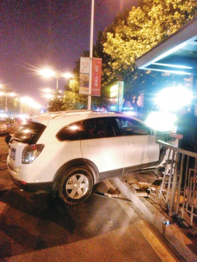 事故發(fā)生在深夜，未殃及行人。