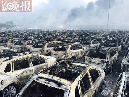 上千辆汽车被烧仅剩框架