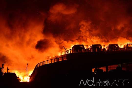 8月13日，天津港国际物流中心爆炸波及附近停泊的汽车。新华社发