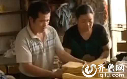 山東省沂源縣有一位扶危濟(jì)困的“煎餅哥”，他憑著賣煎餅賺的錢，20年愛心捐款30萬元。（視頻截圖）
