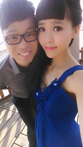 新浪娱乐讯 12日,有网友扒出王迅微博小号和其新婚娇妻的微博。王迅在小号中和娇妻大秀恩爱。92年出生的娇妻平刘海、大眼睛,撞脸唐嫣,非常年轻漂亮。