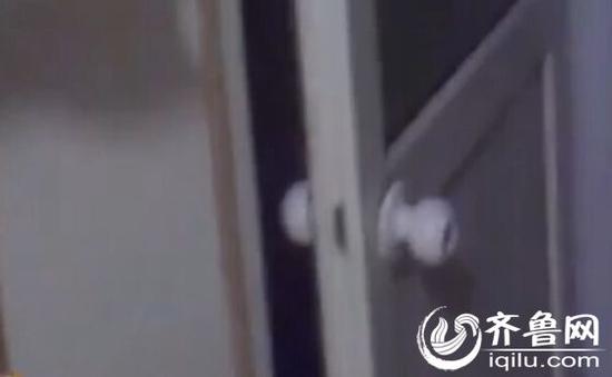 這名男子還在公交車甚至列車上偷拍女性的裙底。（視頻截圖）
