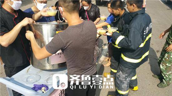天津志愿者为消防员免费发放早餐|天津|爆炸|消防员