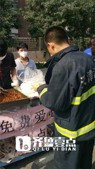 志愿者为消防员发免费早餐.图