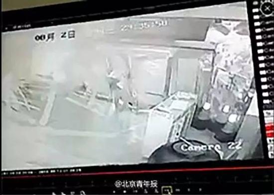 监控视频记录下天津爆炸威力,爆炸冲击波将整个大门和行人瞬间压倒