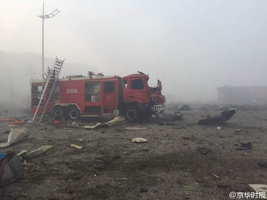组图：天津爆炸救灾消防车被炸 多名消防员失联