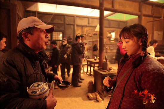 导演董亚春在给主创讲戏