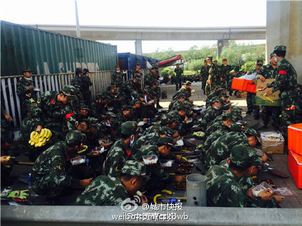 天津武警总队出动1500人参与救援 佩戴3M口罩