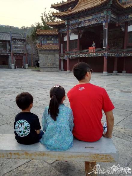 田亮父子三人迷路结伴看夕阳