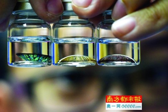 “裸瓶”美瞳进货价约2元/片，贴牌假冒后卖28元/片，而正品要99元/片。南都记者 黎湛均 摄