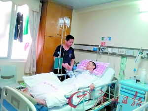 花了百万元之后,李摄森仍躺在病床上。