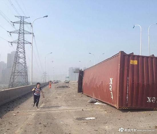 天津滨海爆炸 雷诺仓储场大量被烧毁_合肥汽车网
