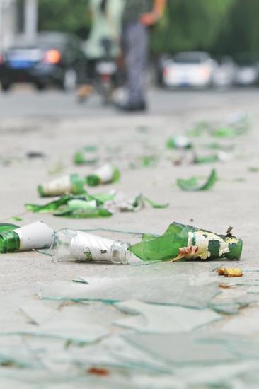 玻璃碴散落人行道，扔了酒瓶碎了節操。