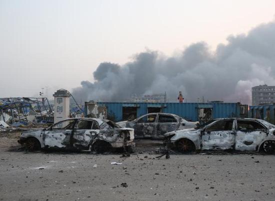 组图：天津爆炸救灾消防车被炸 多名消防员失联