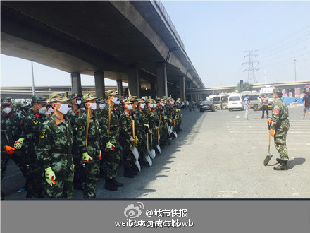 天津武警总队出动1500人参与救援 佩戴3M口罩