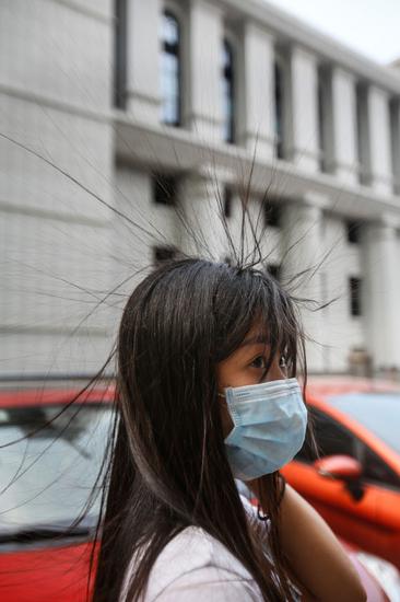 抽油烟机吐风美女头发竖起如刺猬 原是静电引