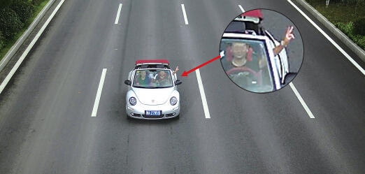 男子超速遇电子警察 竟得意比剪刀手