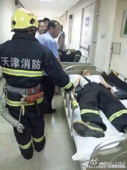 在医院接受救治的消防官兵