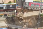 實拍東莞常平城軌工地塌陷瞬間 樓房半邊懸空