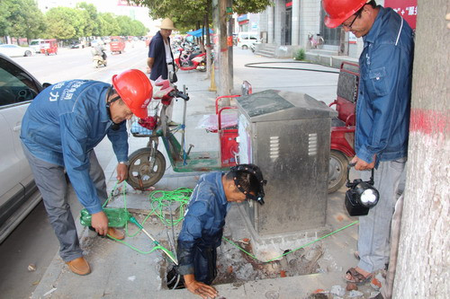 搶修人員克服高溫搶修受損電纜