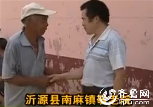 他往敬老院送煎餅已經(jīng)十多年了，每次他來的時候，敬老院的老人都會去迎接。（視頻截圖）
