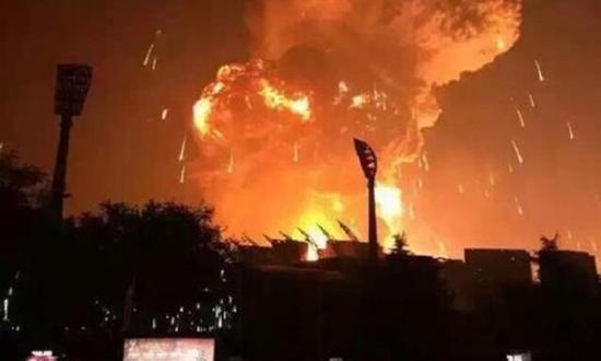 天津滨海新区爆炸后的冲天火光