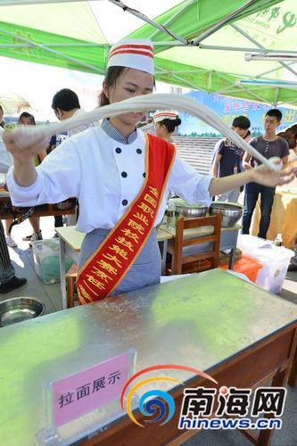 烹饪班学员展示技能。南国都市报记者陈卫东摄