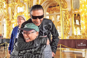 谢贤曾江镜头前融洽爆笑 拥抱送慰问