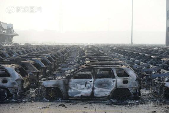天津爆炸区域内损毁的汽车