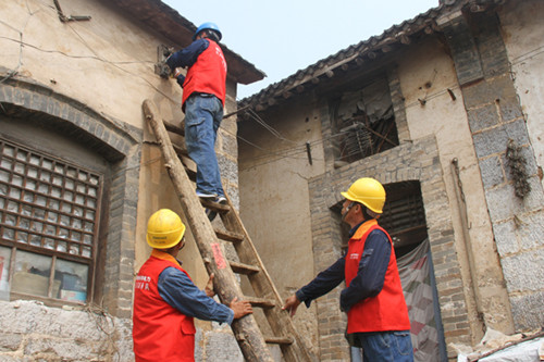 8月11日服務(wù)隊在85歲的郭大媽家中整修線路