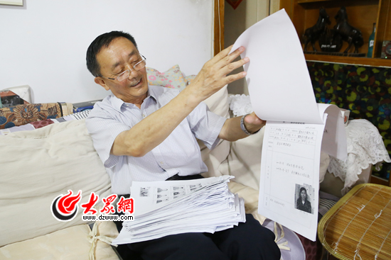 周加惠向大众网记者展示他的“支教记录”。(亓翔 摄)