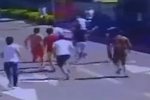 監(jiān)控男子被打送醫(yī) 醫(yī)院門口再遭數(shù)人狂踹身亡