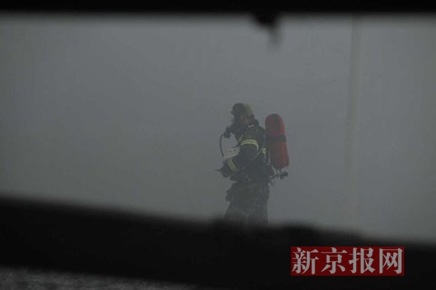 组图：天津爆炸救灾消防车被炸 多名消防员失联