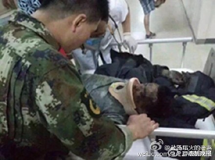 在医院接受救治的消防官兵
